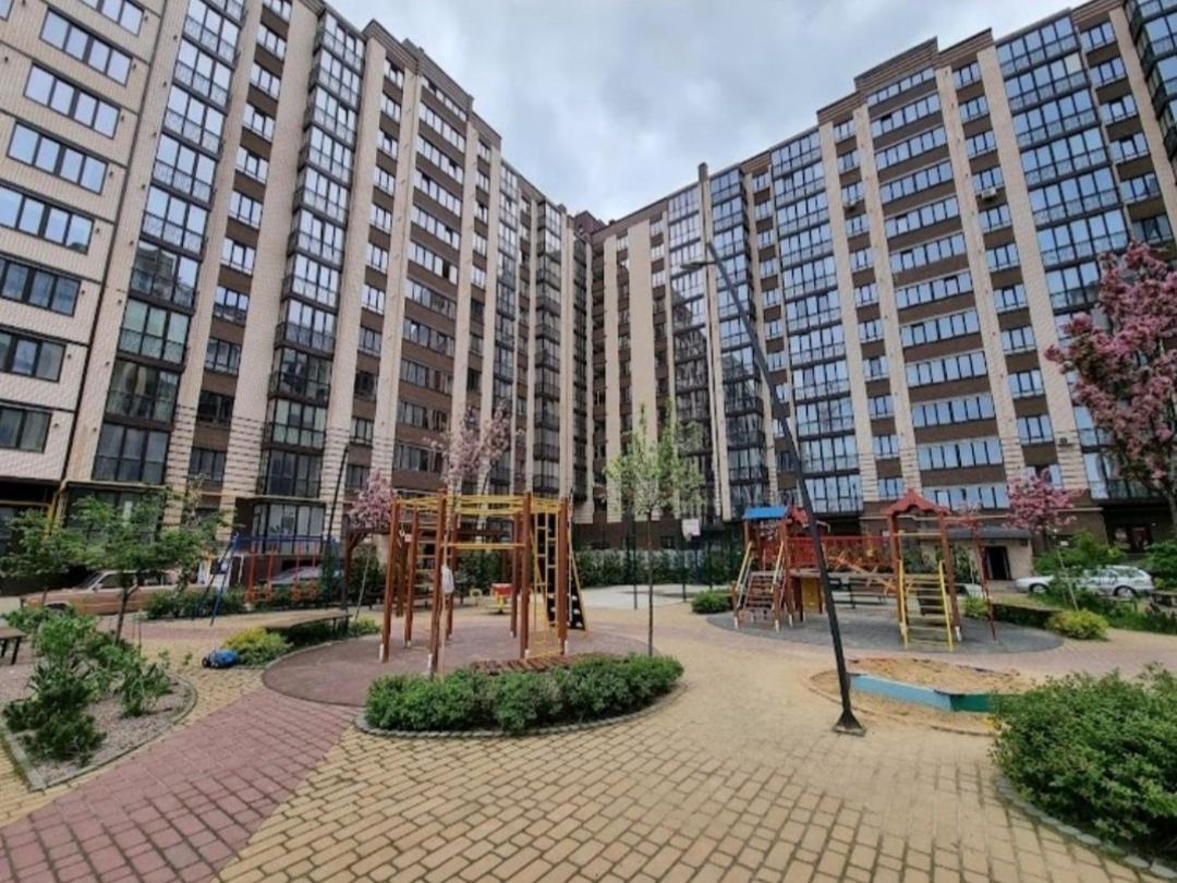 Vip Apartments Lutsʼk Exteriör bild